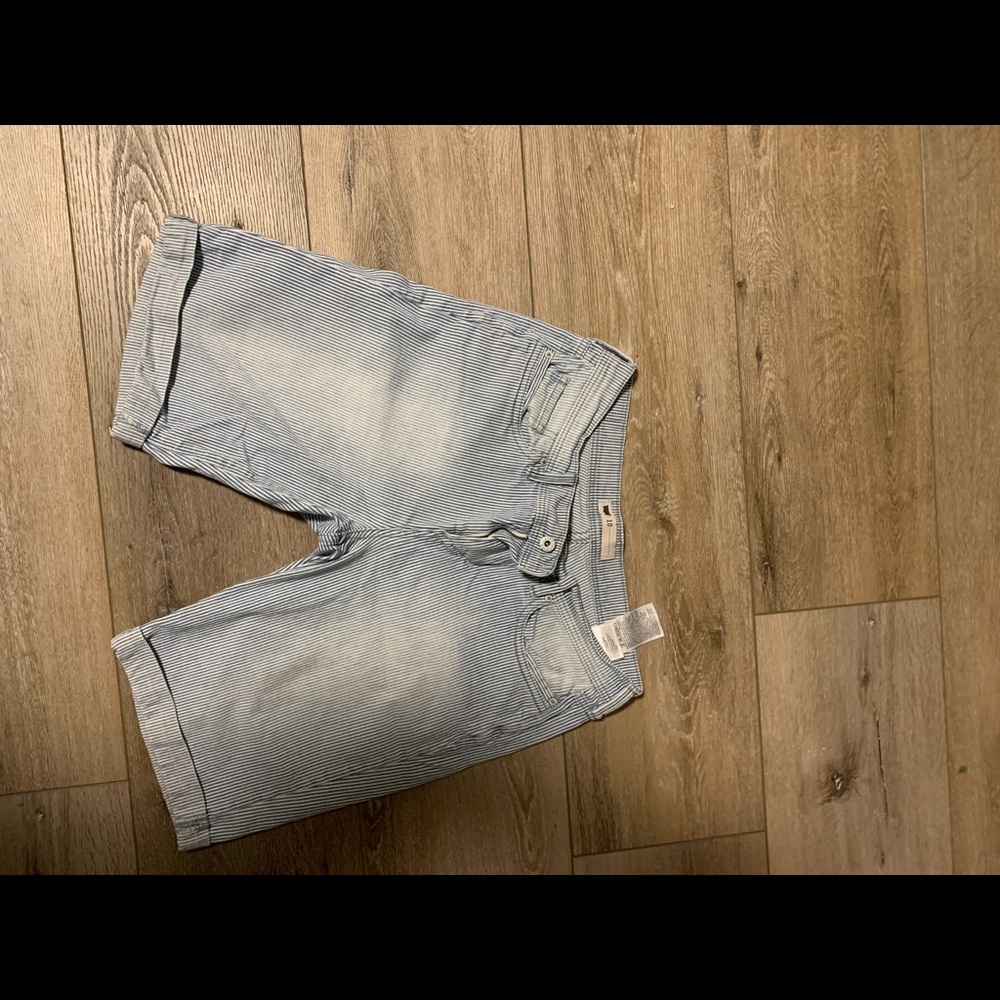 Women’s Levi’s Bermuda short. 10